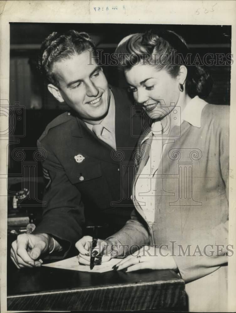 1945 Press Photo Sgt. Ben Gage and Esther Williams - lrx52173