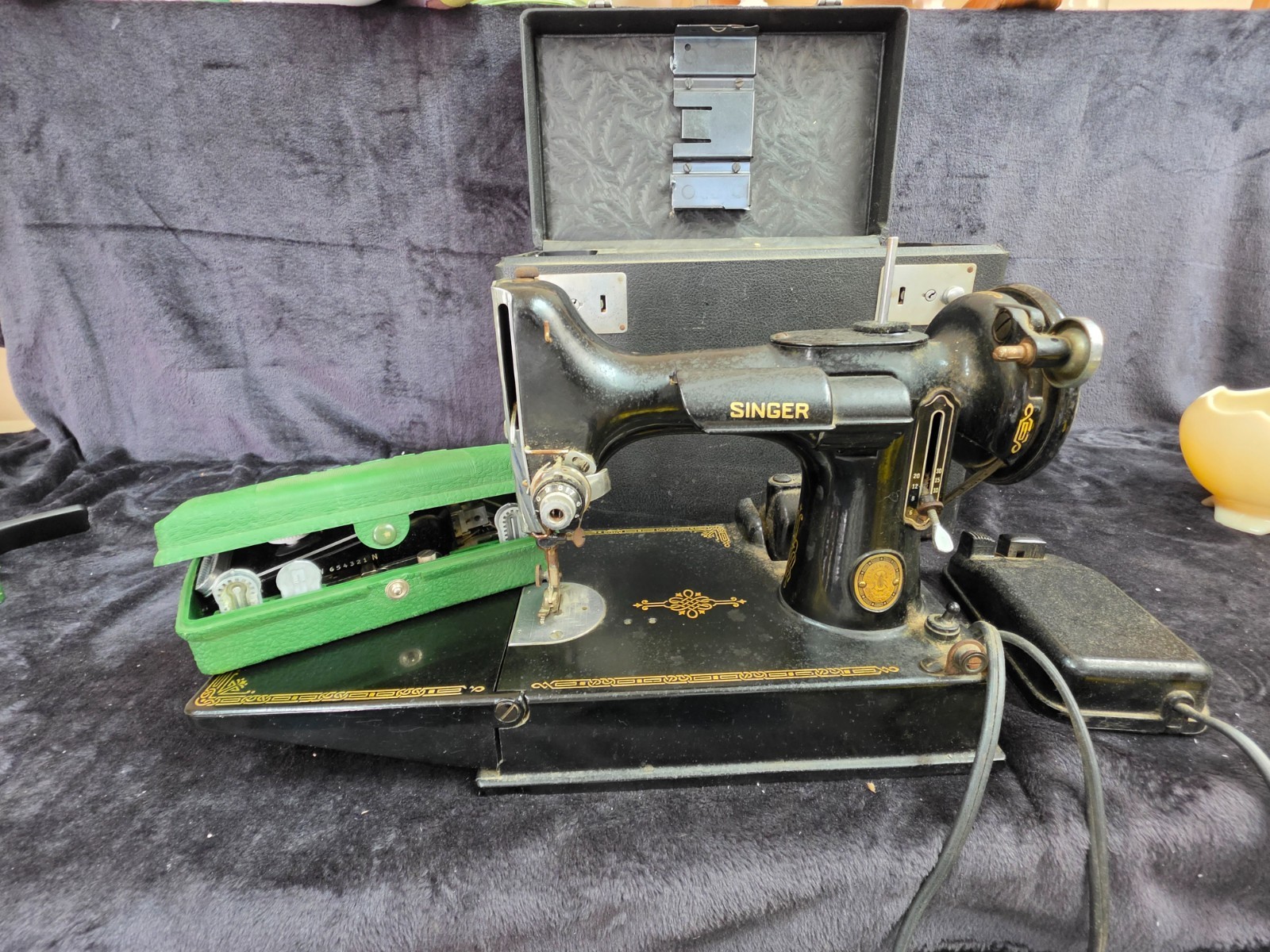 Vintage 1952 SINGER FEATHERWEIGHT 221 Sewing Machine w/ Case - Works Vintage 1952 SINGER FEATHERWEIGHT 221 Sewing Machine w/ Case - Works