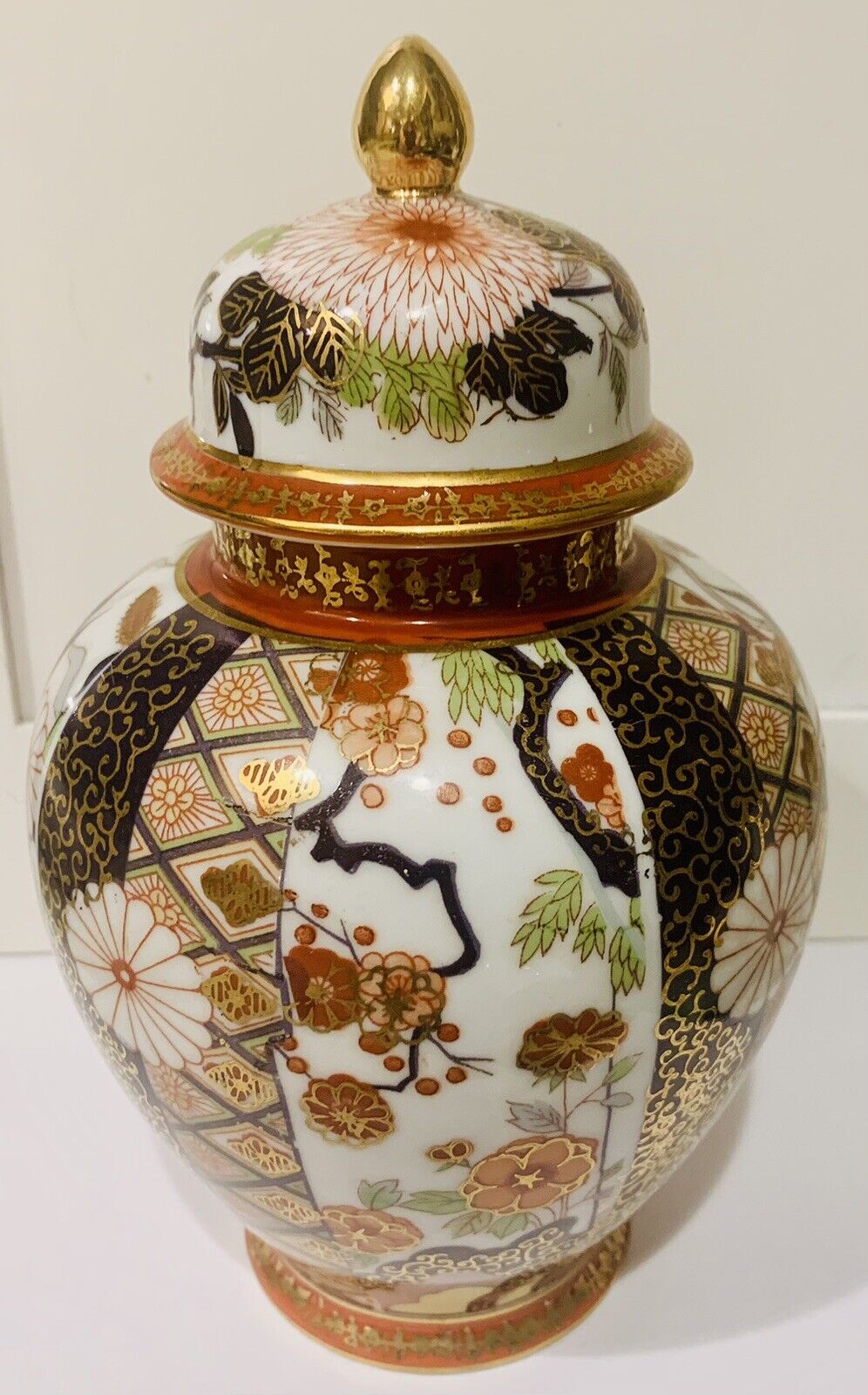 Pristine Vintage Crown EW Japan Imari Ware Ginger Jar With Gold Trim Lid Top