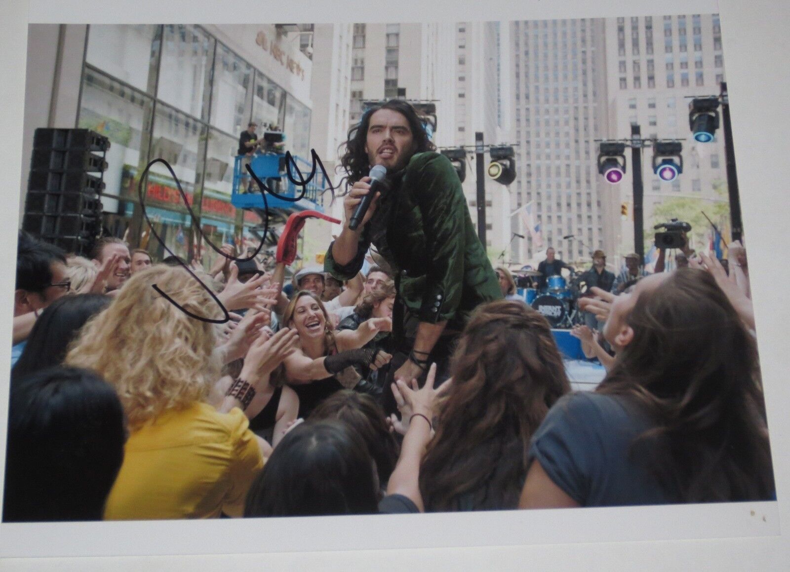 RUSSELL BRAND SIGNED 8X10 PHOTO SARAH MARSHALL GET HIM TO THE GREEK AUTOGRAPH A