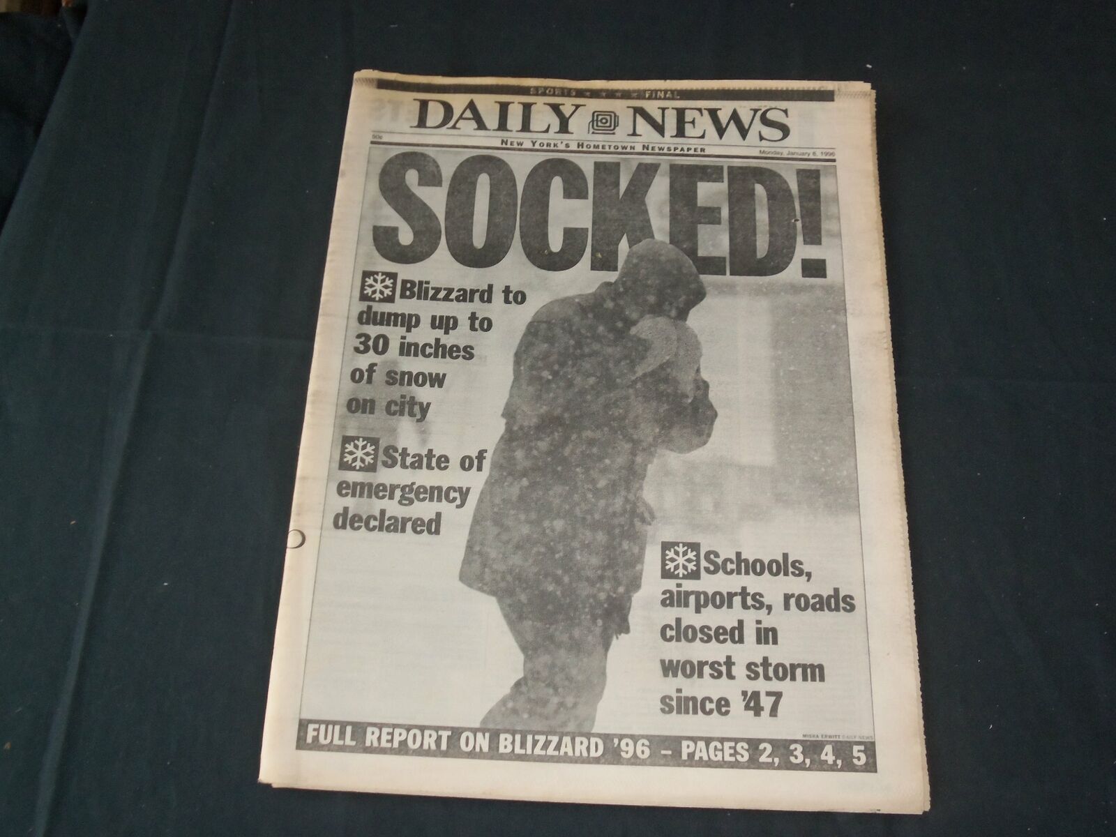 1996 JANUARY 8 NEW YORK DAILY NEWS NEWSPAPER - BLIZZARD BURIES NYC - NP 3587