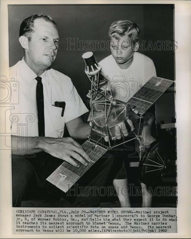 1962 Press Photo Mariner Project Manager Jack James with George Dunbar 1962 Press Photo Mariner Project Manager Jack James with George Dunbar