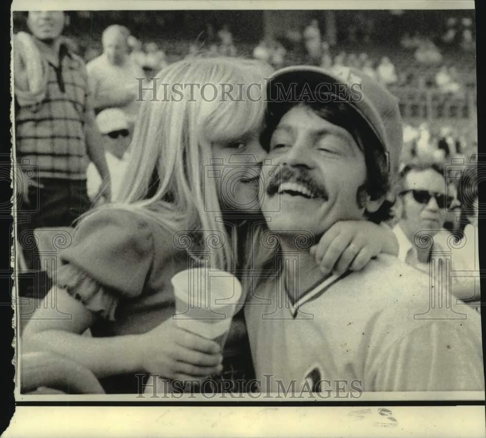 1974 Press Photo Oakland Athletics baseball player Dick Green and daughter Kim