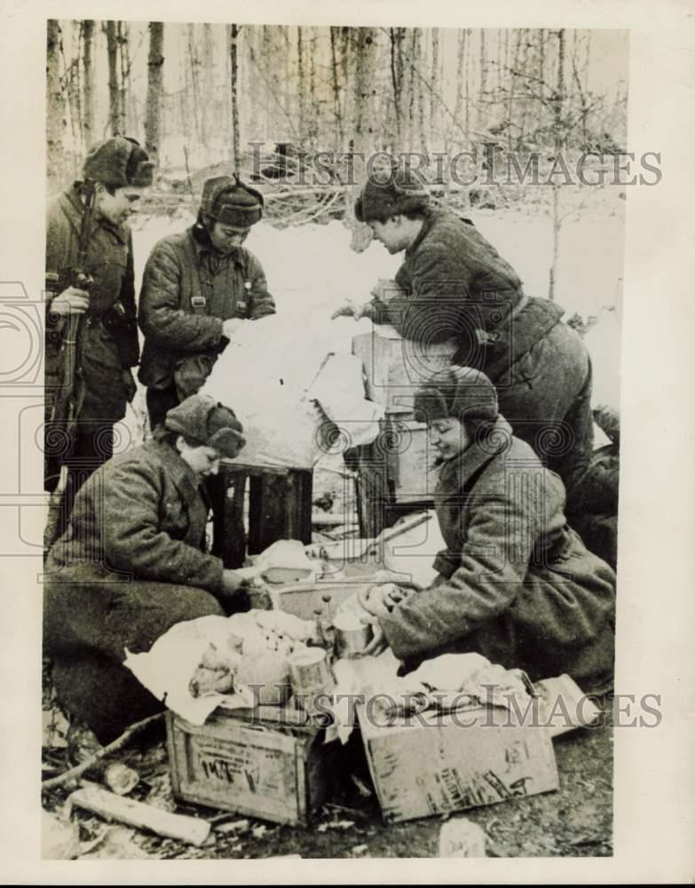 1942 Press Photo Soviet soldiers receive packages from home, Russia - nei03796