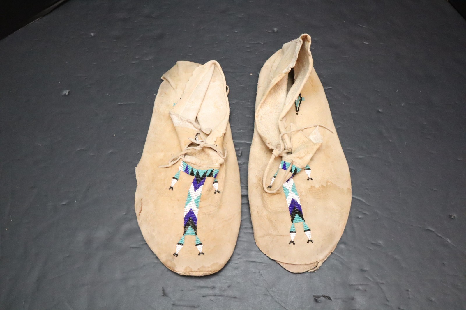 Vintage Native American Sioux Leather Beaded Moccasins 12.5 Vintage Native American Sioux Leather Beaded Moccasins 12.5
