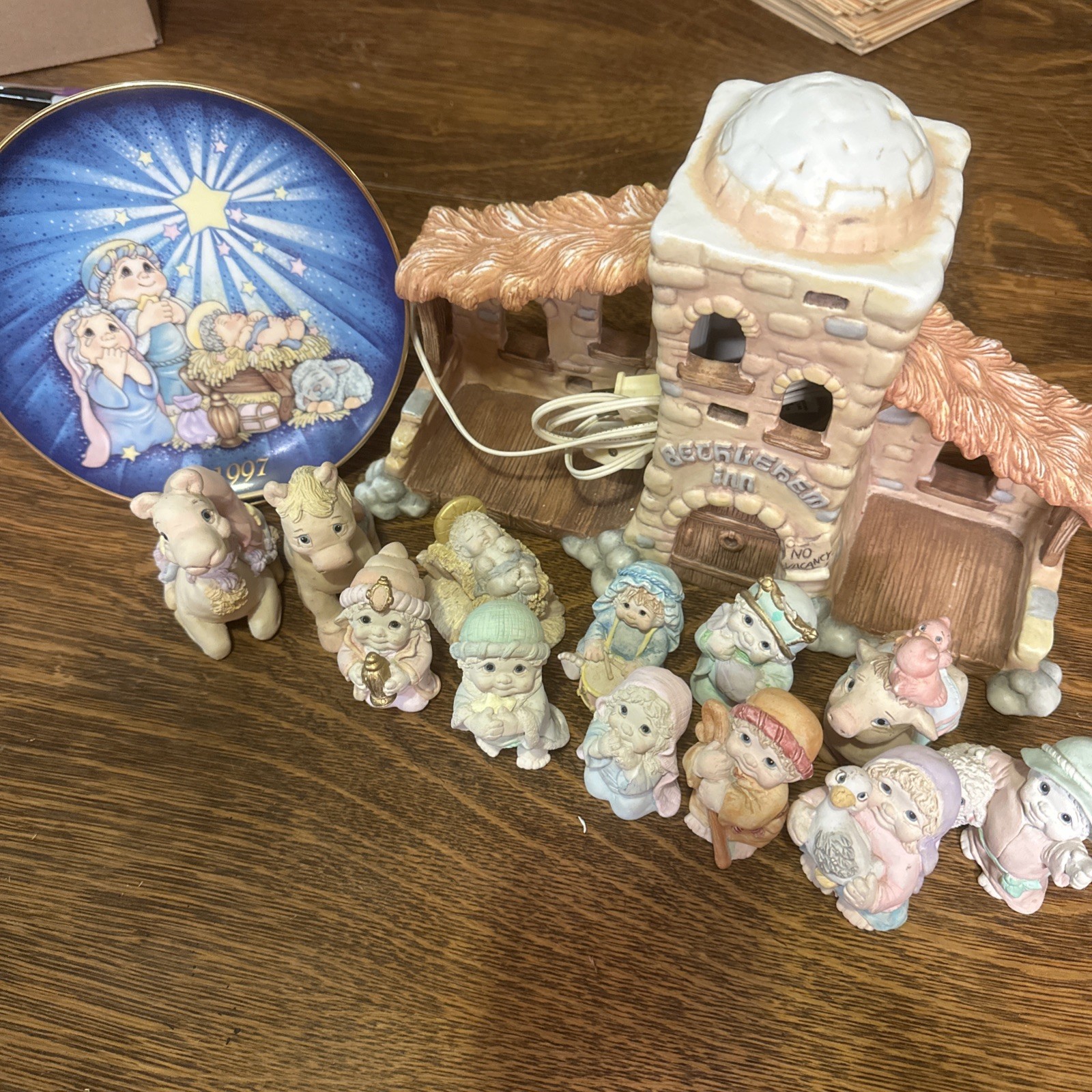 Dreamsicles Bethlehem Inn Porcelain Lighted Christmas Nativity 14\ Dreamsicles Bethlehem Inn Porcelain Lighted Christmas Nativity 14\