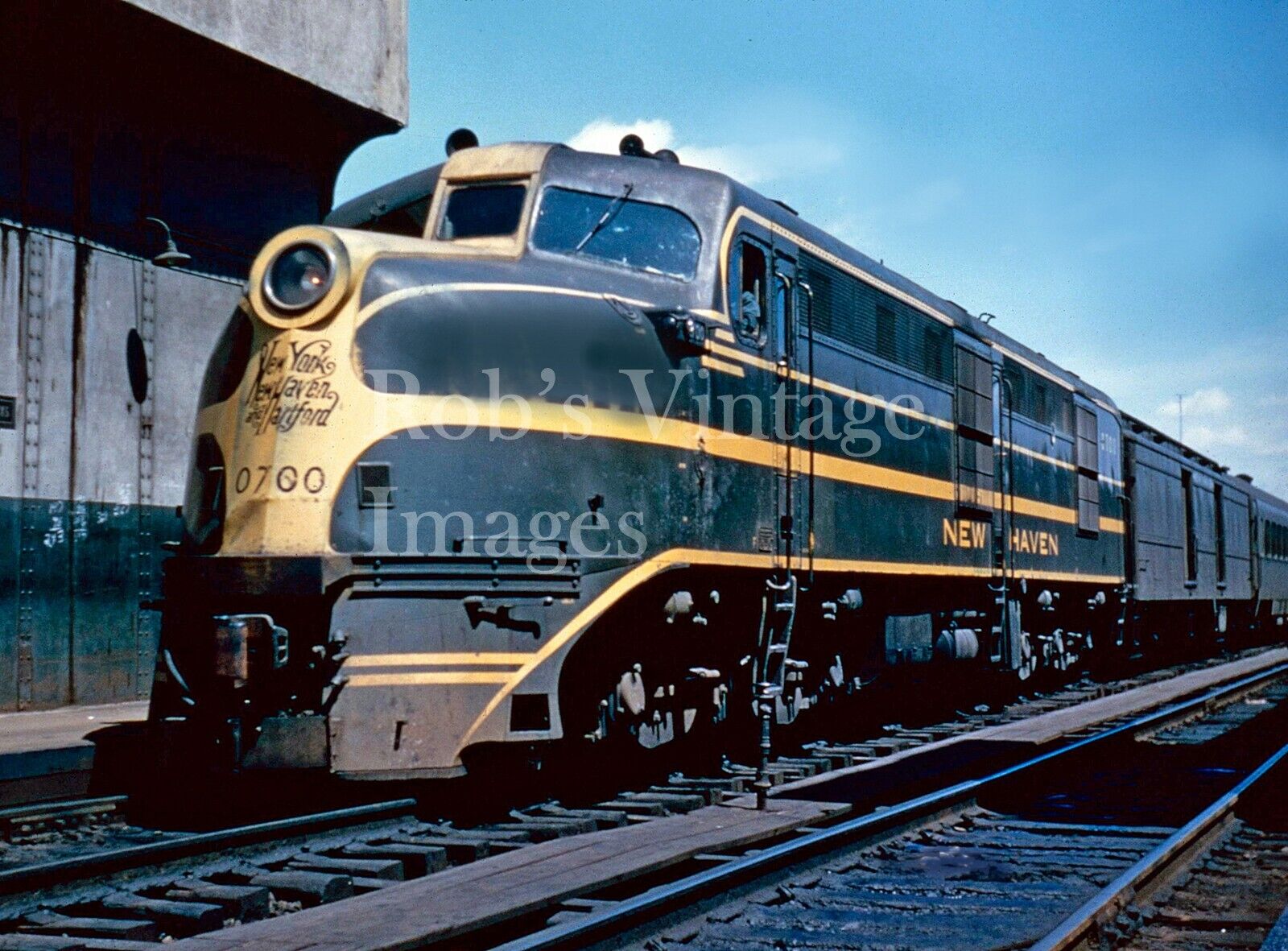 New York Hartford New Haven Photo DL109 Locomotive 0700 PASSENGER RAILROAD TRAIN