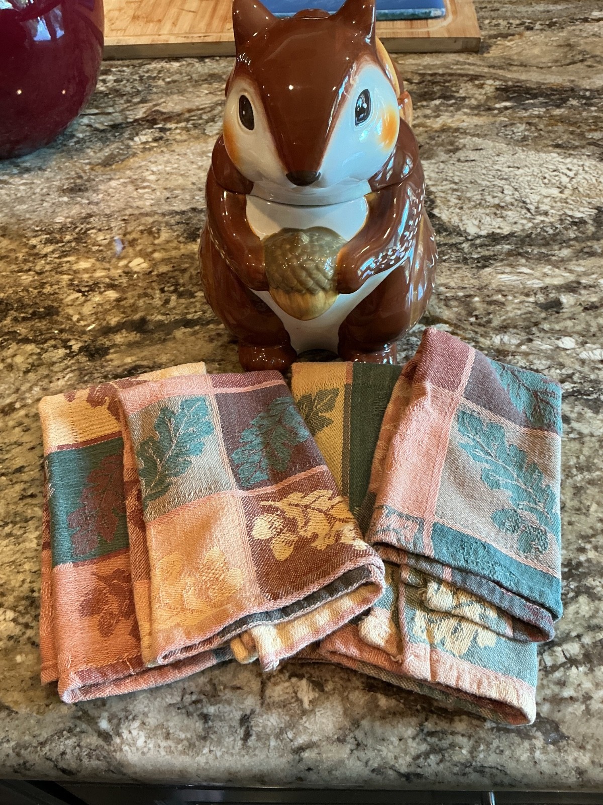 Better Homes &Gardens Squirrel Cookie Jar Heritage Collection & napkins