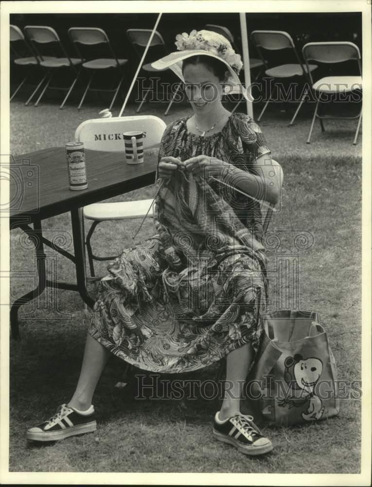 1977 Press Photo Geraldine Chaplin relaxing on \