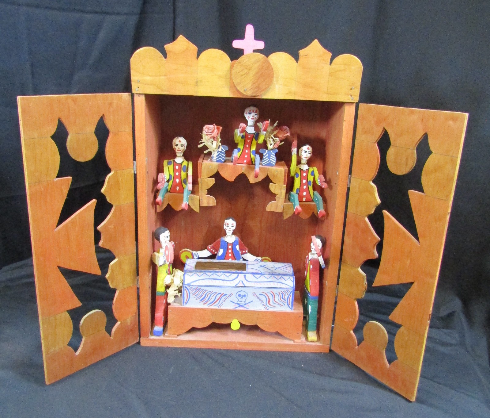 VINTAGE MEXICAN HAND MADE WOOD NICHO/RETABLO RELIGIOUS FUNERAL SCENE TWO DOOR
