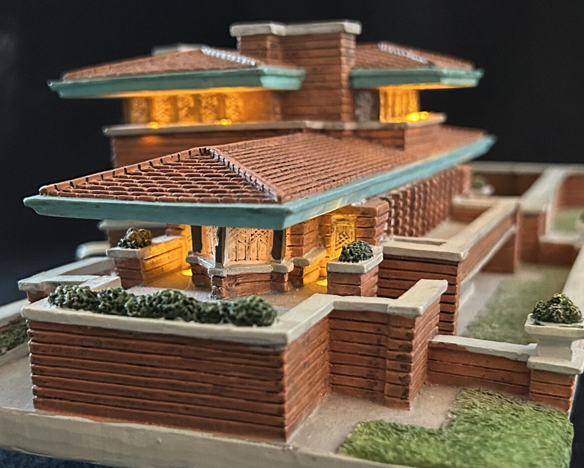 *** RARE ***  Frank Lloyd Wright\'s Robie House Lighted Architectural Replica