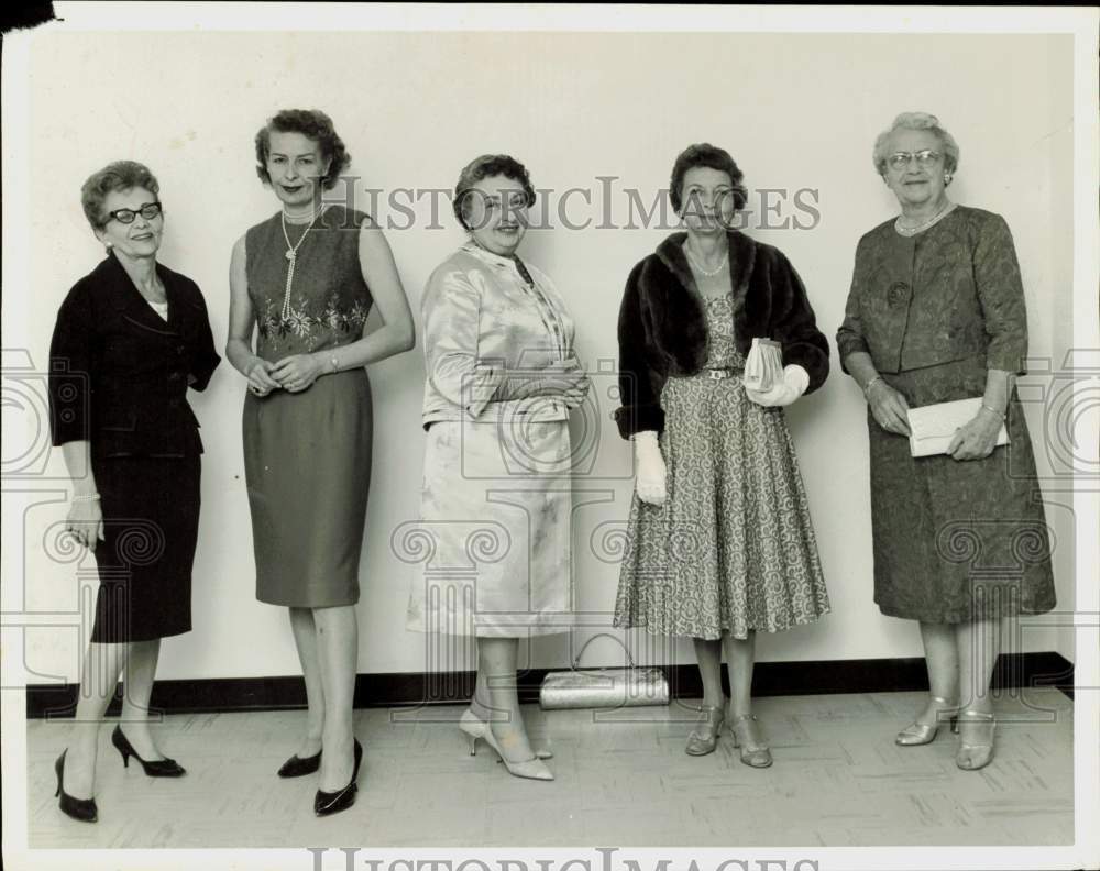 1963 Press Photo Mrs. Stanley May poses with ladies at an event - lra88160