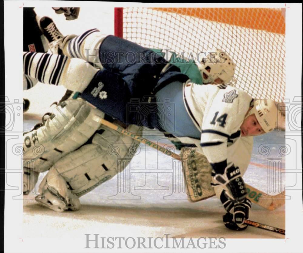 Press Photo Dave Andreychuk of Toronto Maple Leaf in collision with Arturs Irbe