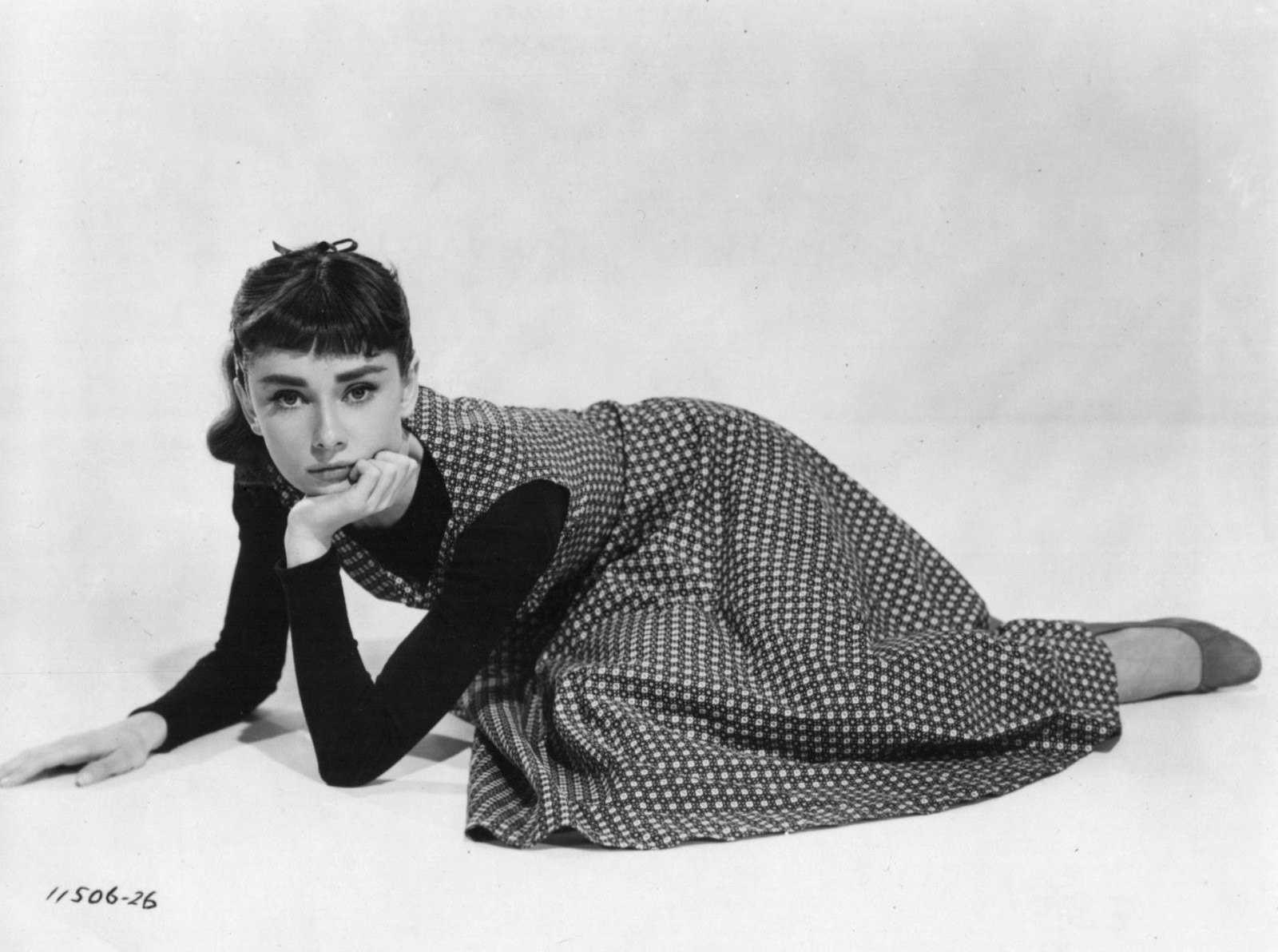 HOLLYWOOD AUDREY HEPBURN AS SABRINA STUNNING 1954 PORTRAIT Orig PHOTO MA80 HOLLYWOOD AUDREY HEPBURN AS SABRINA STUNNING 1954 PORTRAIT Orig PHOTO MA80