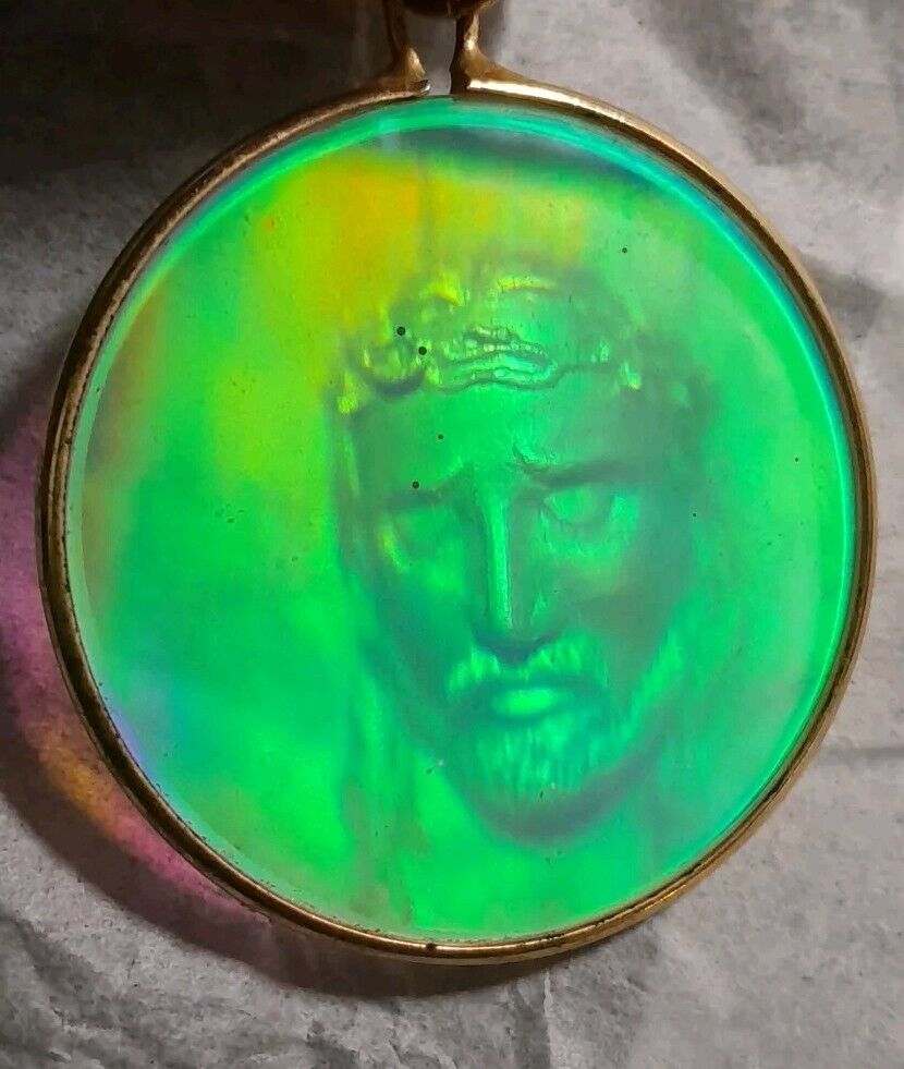 Vintage Rare Stunning Jesus Christ Crown of Thorns Hologram 3D Medal Pendant