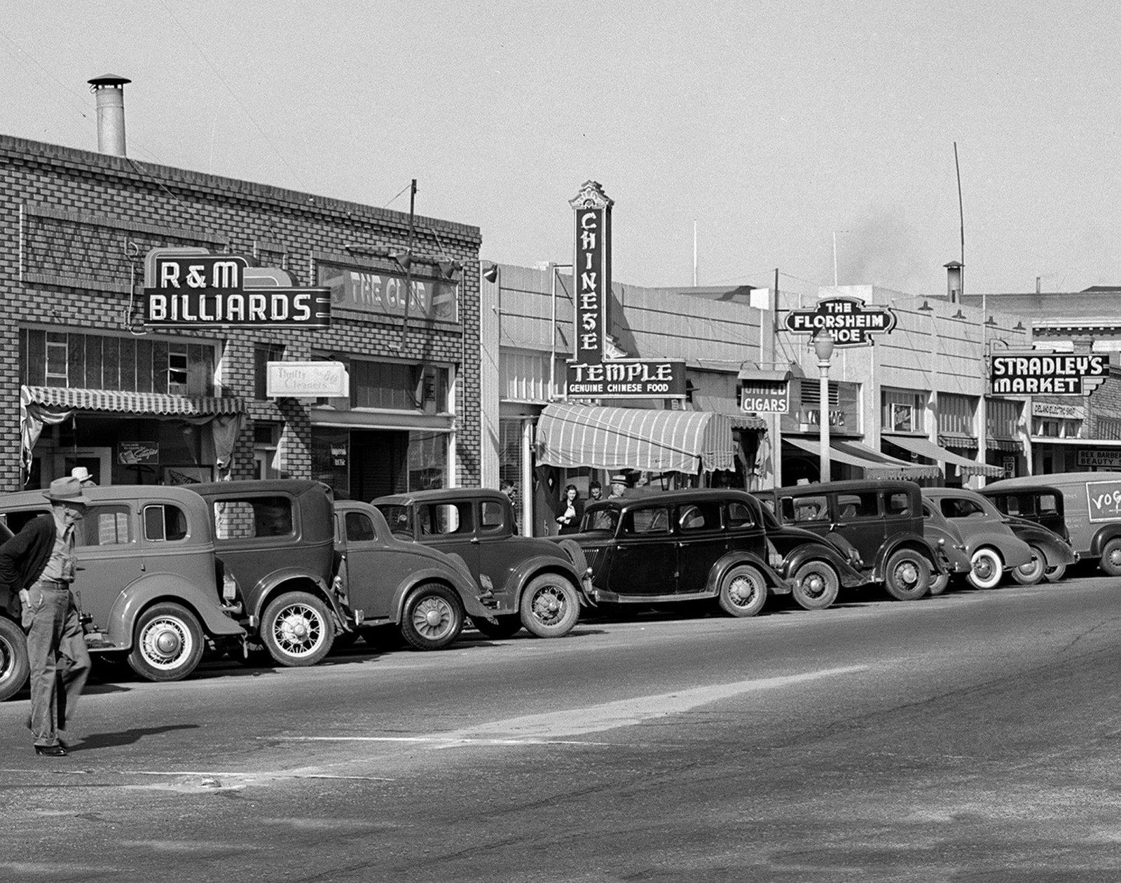 1940 Main Street. DELANO CALIFORNIA Old Shops & Cars PHOTO  (185-S)