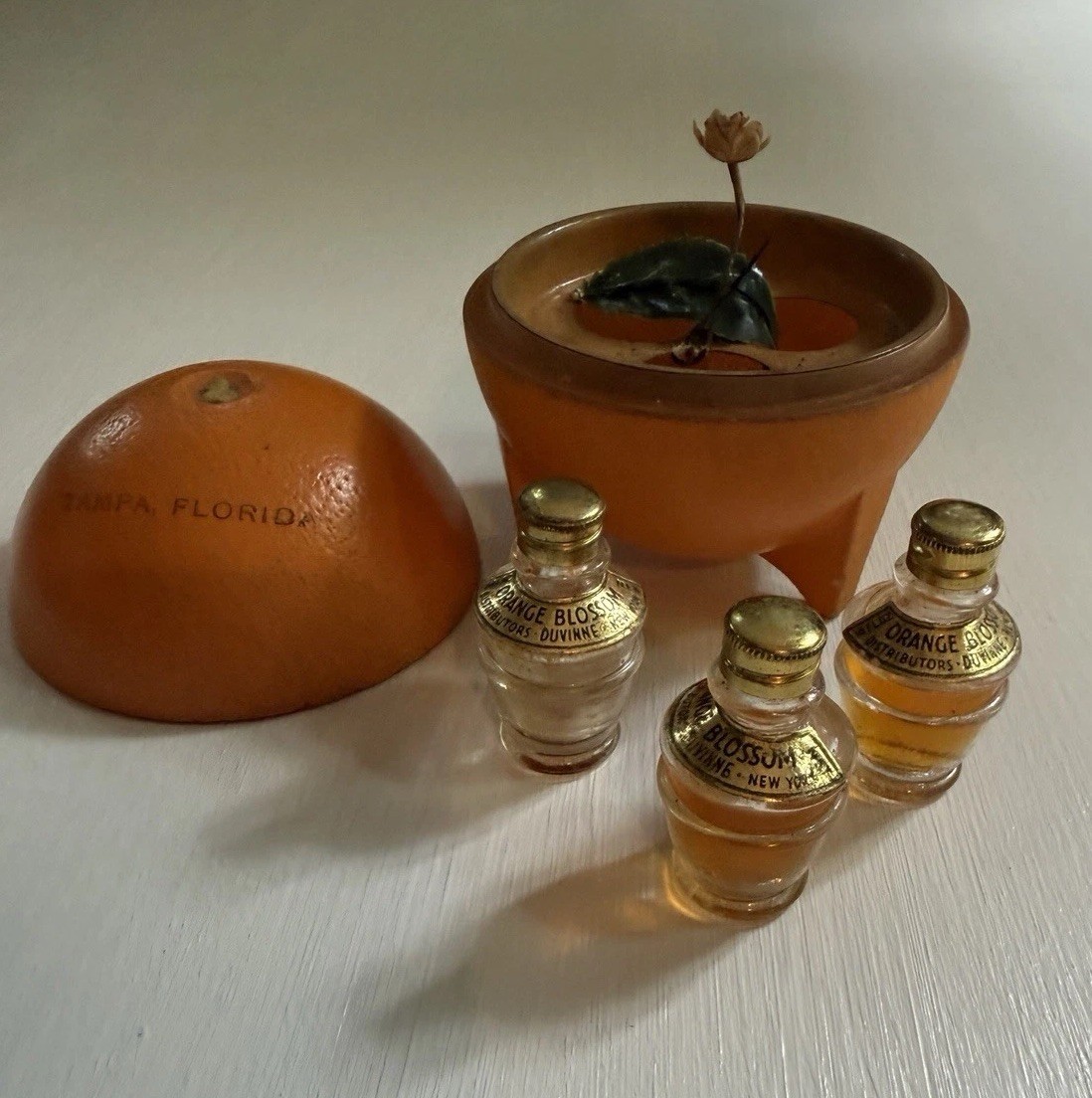 Vintage TAMPA FLORIDA Orange Blossom Perfume Dome Set Duvinne ( With Scent ) Vintage TAMPA FLORIDA Orange Blossom Perfume Dome Set Duvinne ( With Scent )