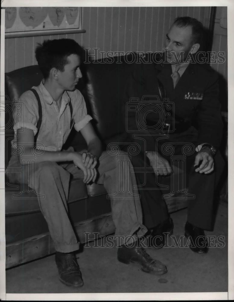 1941 Press Photo Lt Col John Groff, GA Walker tries to join Marines age 14