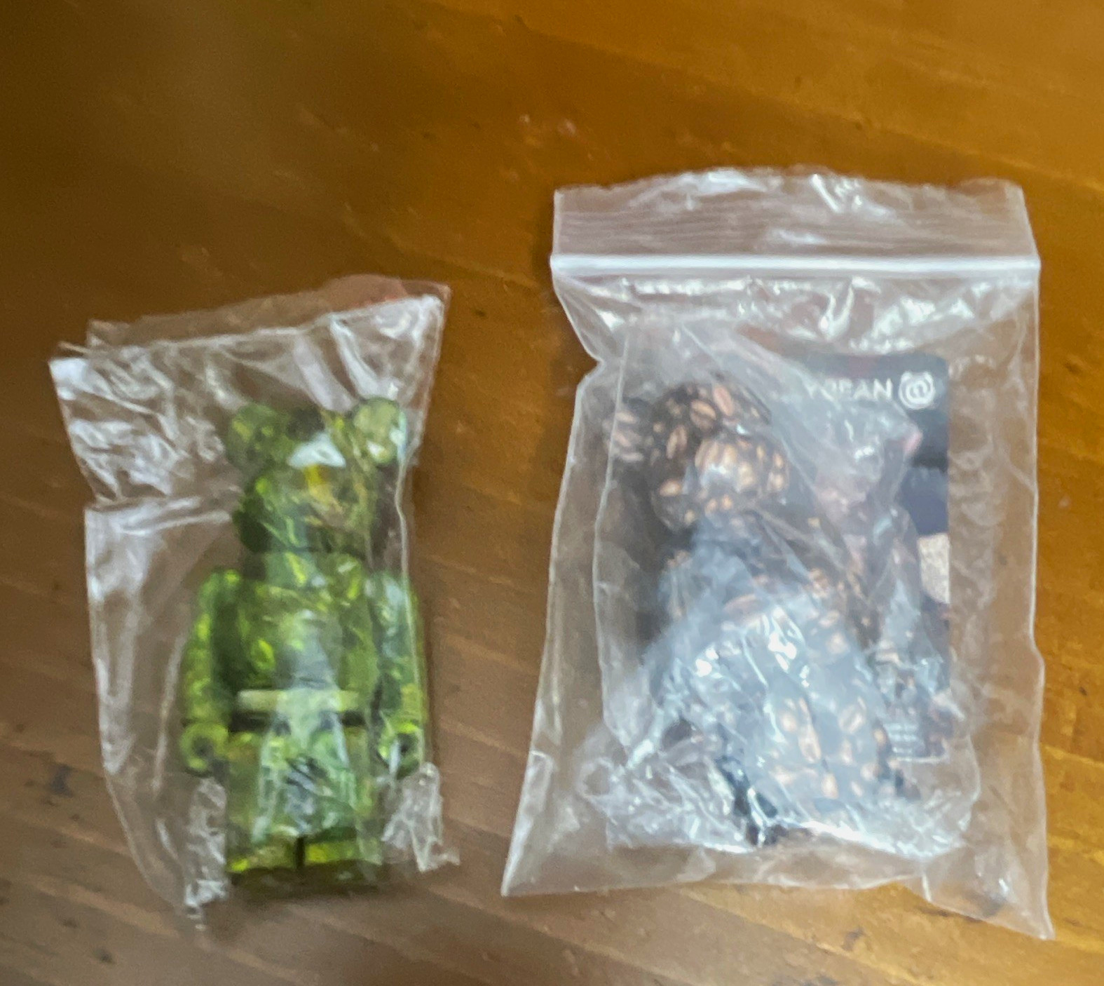 Bearbrick Lot2pc Green Camo & Black Plastic Figures Bagged coffee bean s 44/45 Bearbrick Lot2pc Green Camo & Black Plastic Figures Bagged coffee bean s 44/45