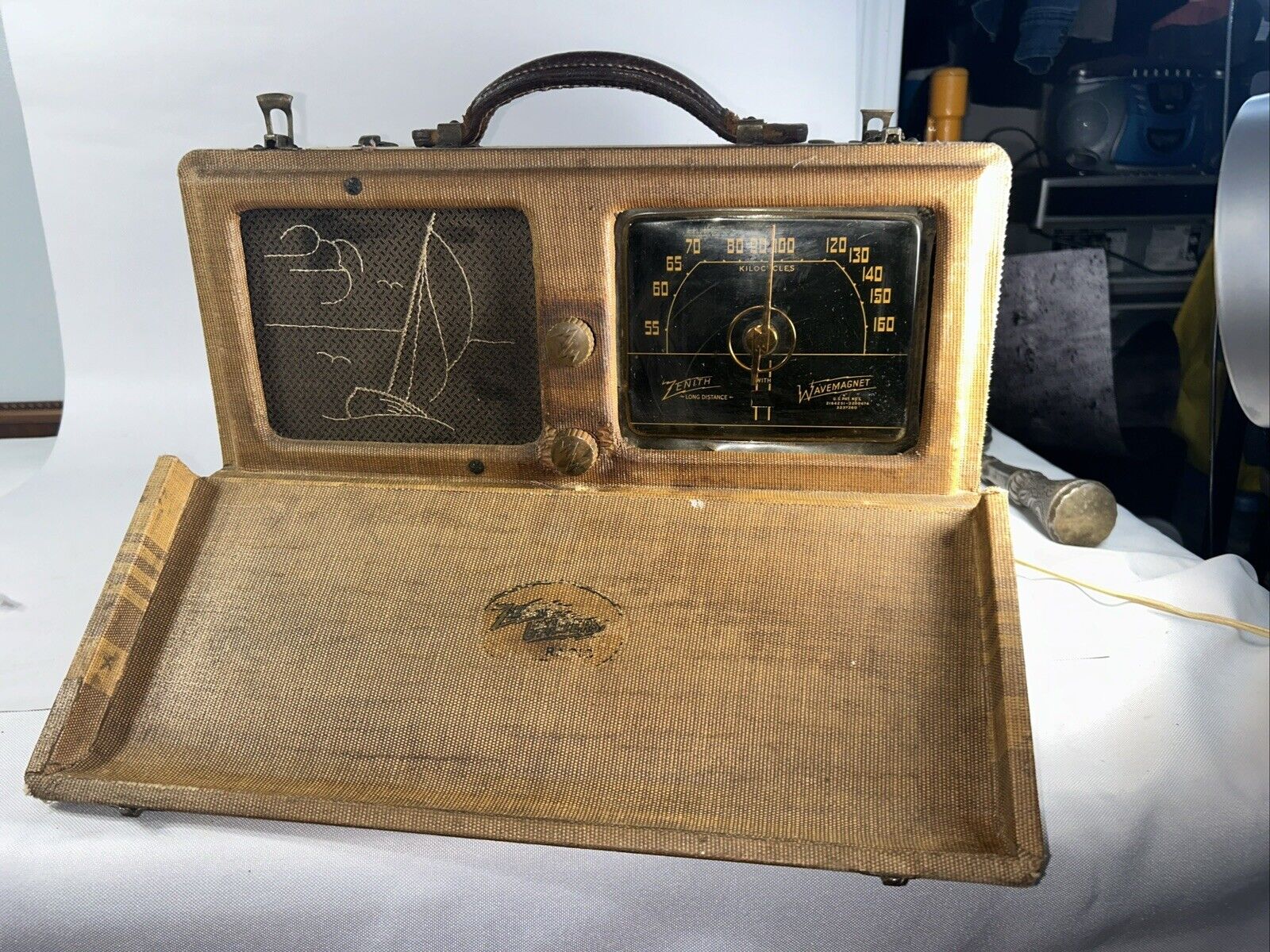 Vintage Zenith Portable Model 6G601L ~ Universal Radio Wave Magnet Sailboat Read