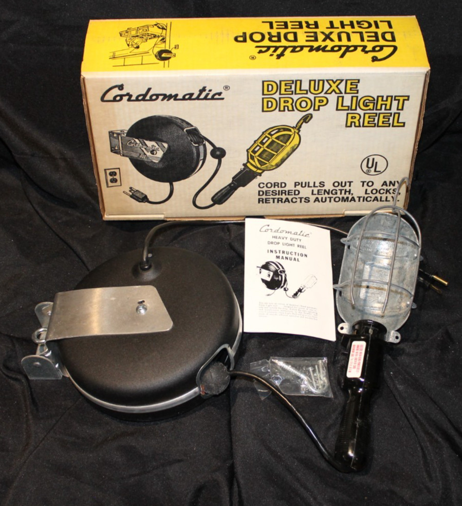 Vintage Cordomatic Model 950G Deluxe 50ft Drop Light Reel 7A 120v NOS