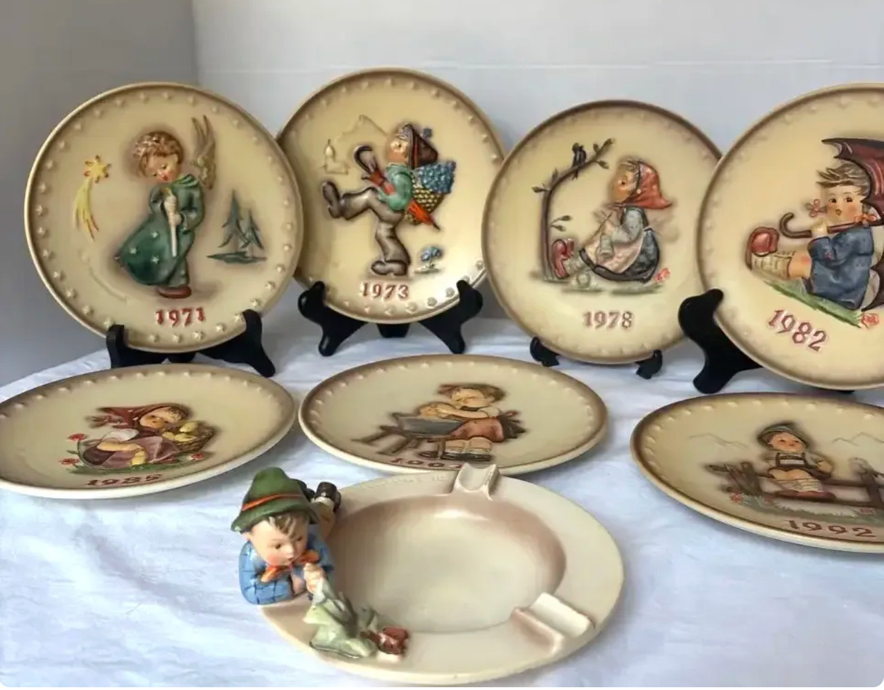 Beautiful Vintage M.J. Hummel / W. Goebel Porcelain Lot of 8 plates bowl