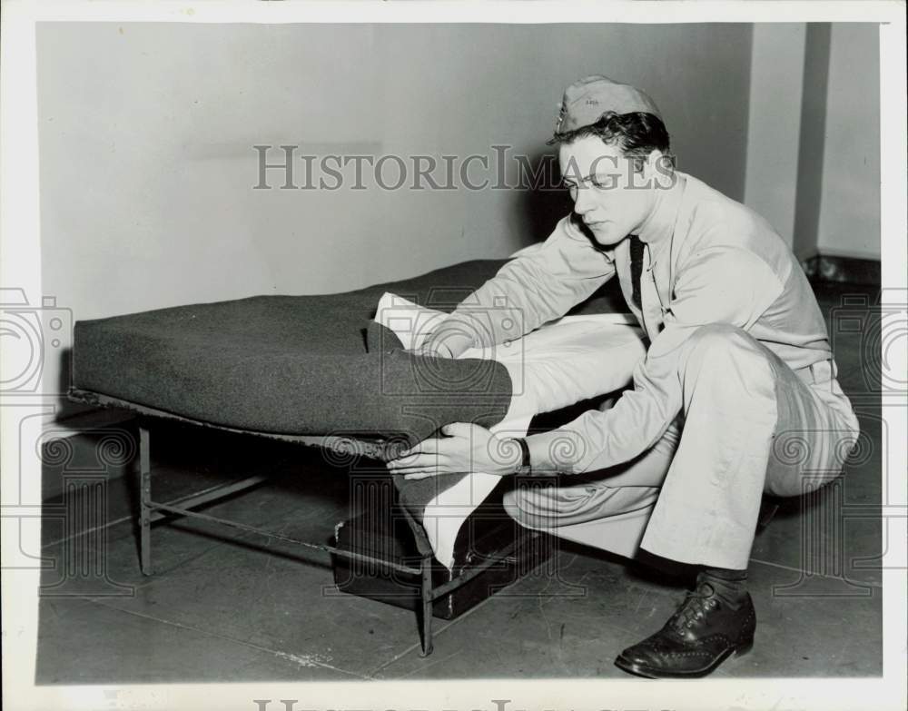1941 Press Photo An Army recruit tucks the sheet into a neat hospital corner 1941 Press Photo An Army recruit tucks the sheet into a neat hospital corner