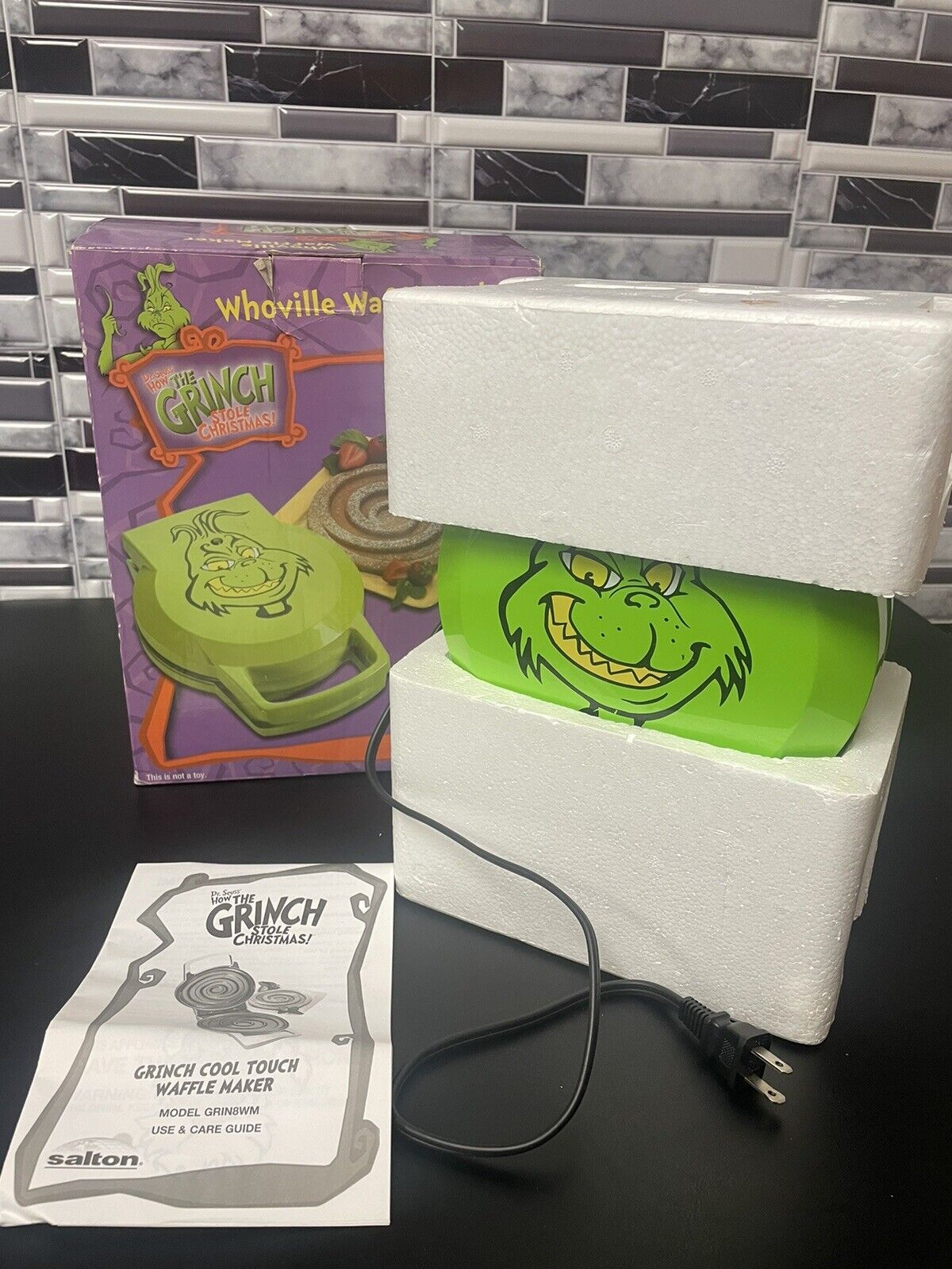 How the Grinch Stole Christmas Whoville Waffle Maker 8” Dr Seuss NIB Salton 2000