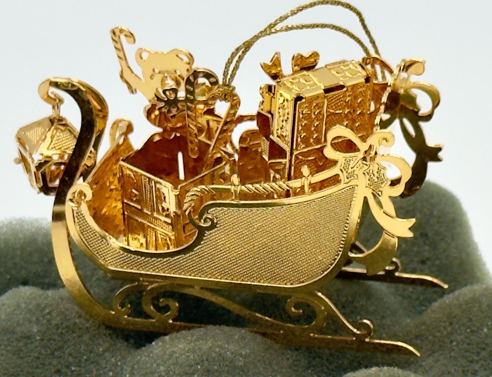 Marvelous Vintage 1992 Danbury Mint 23K Gold Christmas Ornament “ Sleigh” Marvelous Vintage 1992 Danbury Mint 23K Gold Christmas Ornament “ Sleigh”