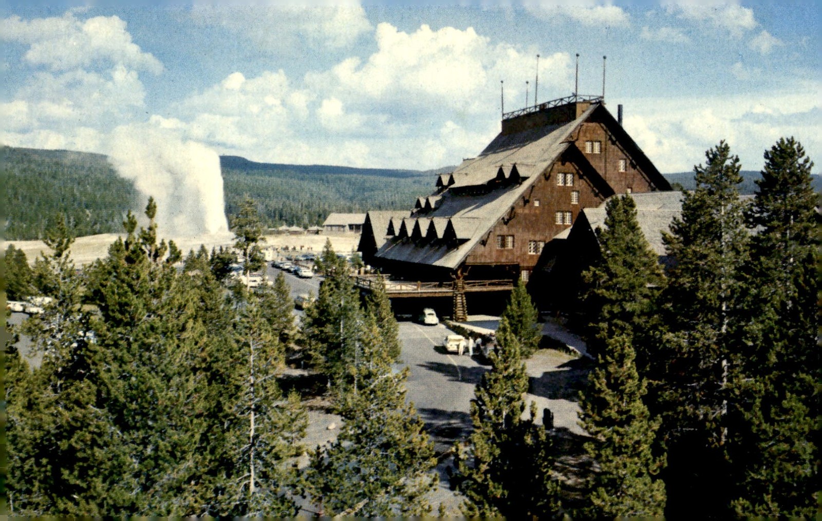Hamilton Stores Inc., Yellowstone National Park, Old Faithful Inn, Postcard Hamilton Stores Inc., Yellowstone National Park, Old Faithful Inn, Postcard