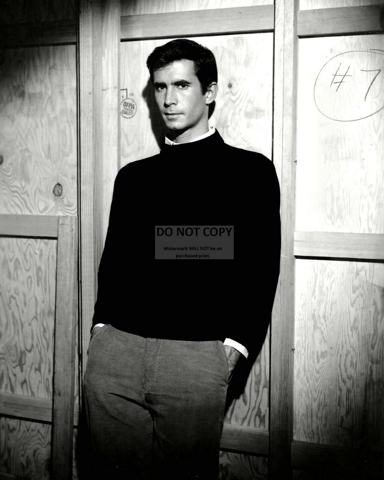 ANTHONY PERKINS BACKSTAGE ON THE SET OF \