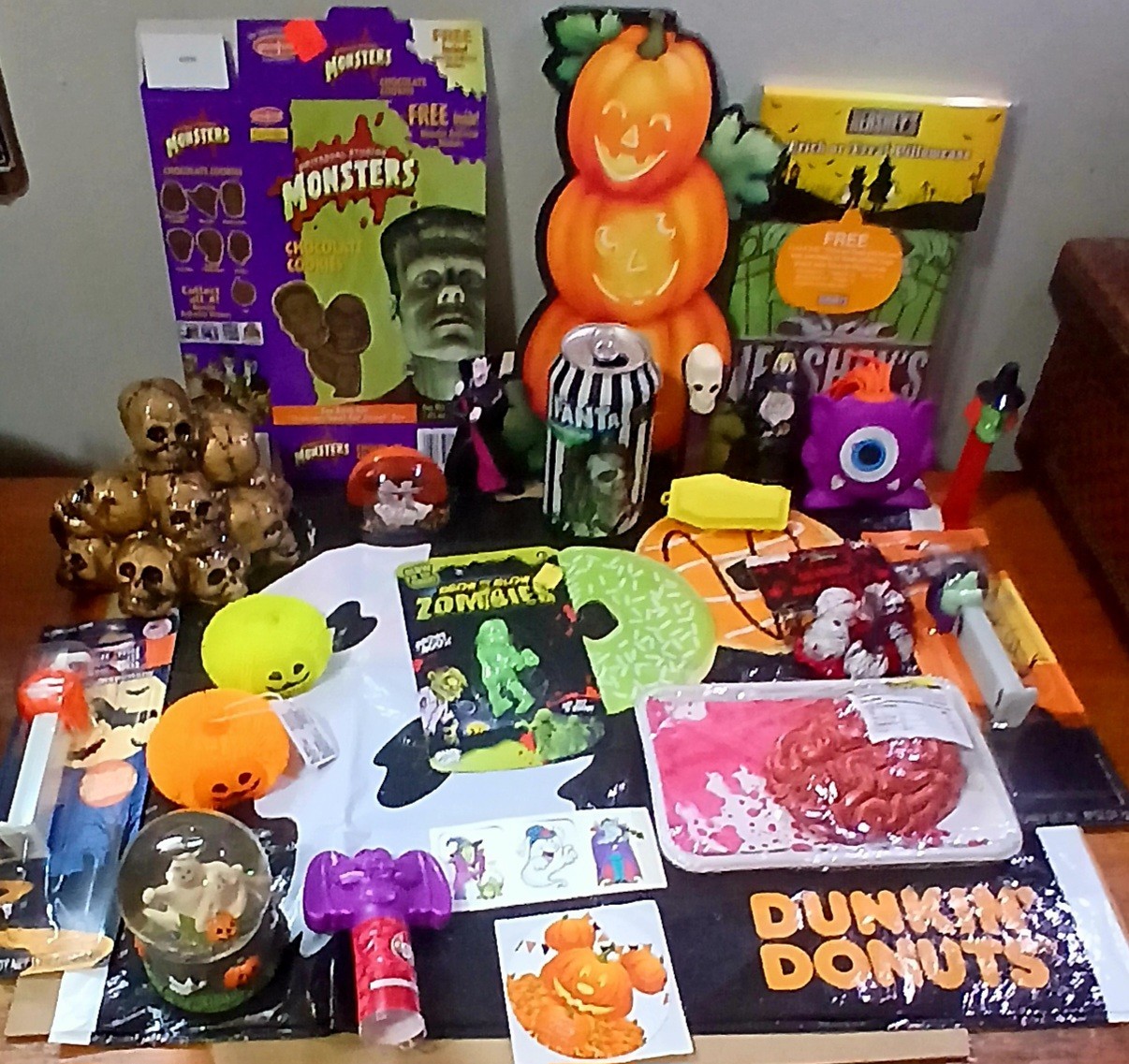 HALLOWEEN Items Mixed lot of 24 new to pre-owned decor vintage SEE PHOTOS HALLOWEEN Items Mixed lot of 24 new to pre-owned decor vintage SEE PHOTOS