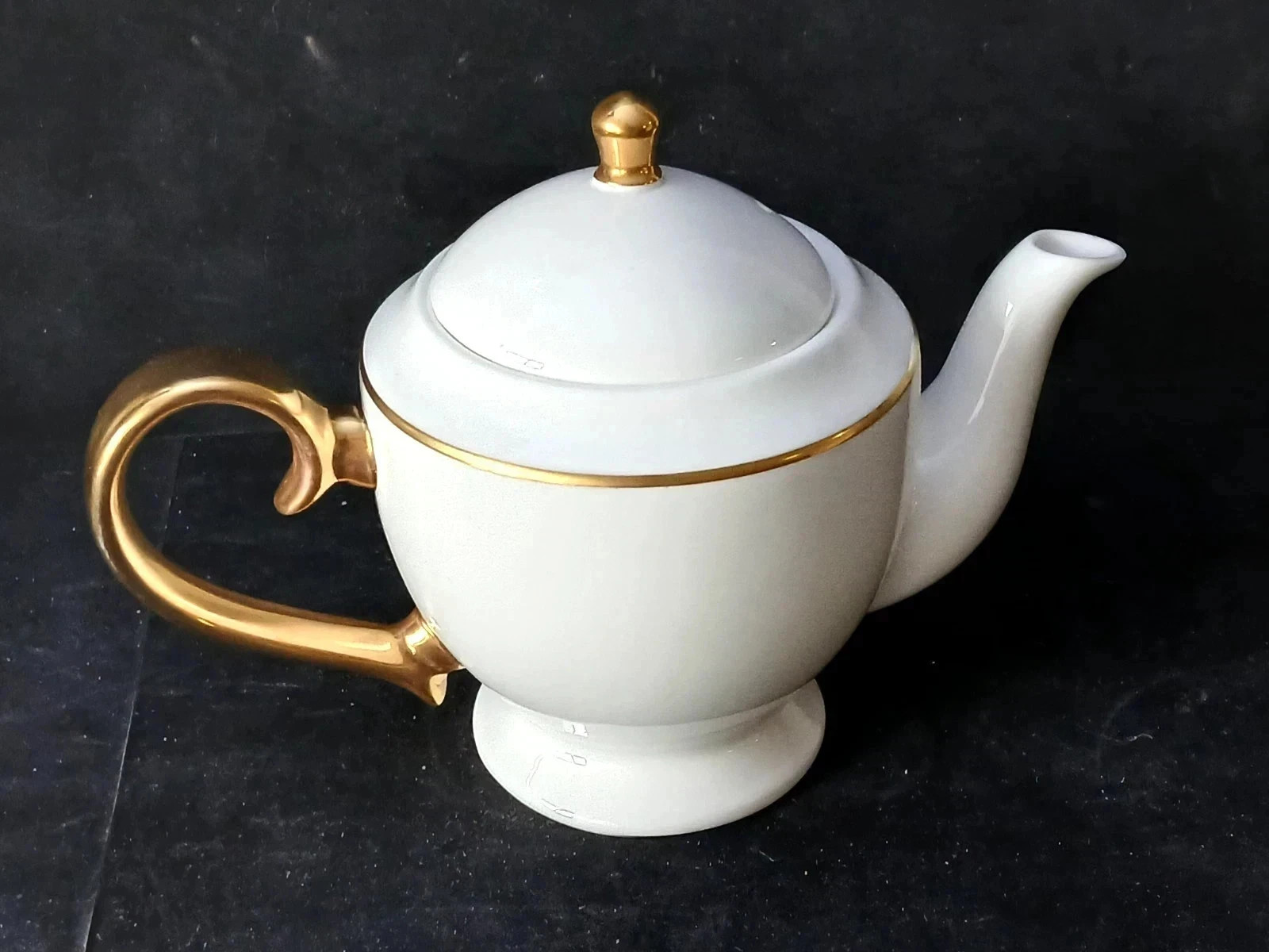 William Edwards Teapot Fine Bone China 24K Gold NEW $165 William Edwards Teapot Fine Bone China 24K Gold NEW $165