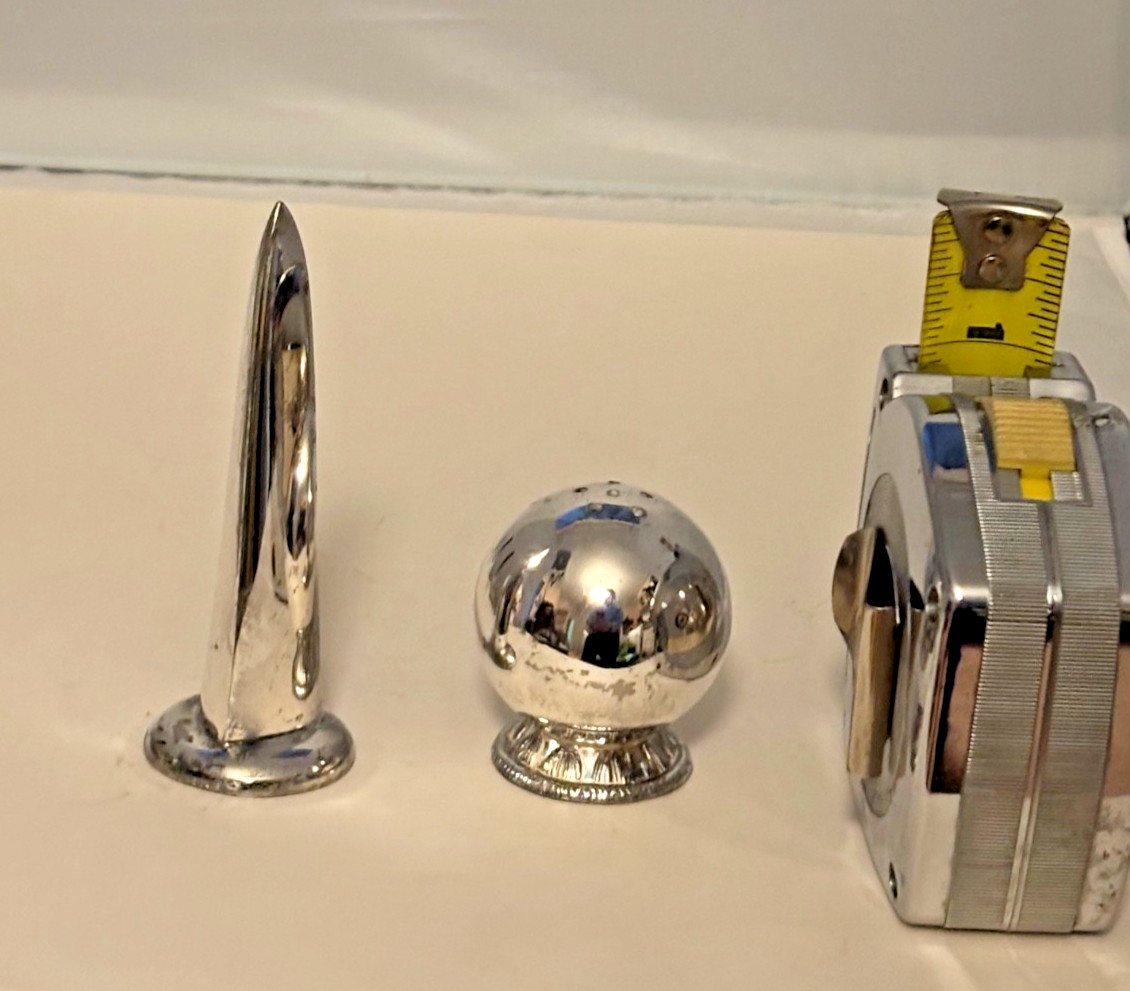 VINTAGE JENNINGS BROS 1939 NY WORLD’S FAIR TRYLON & PERISPHERE SALT & PEPPER SP