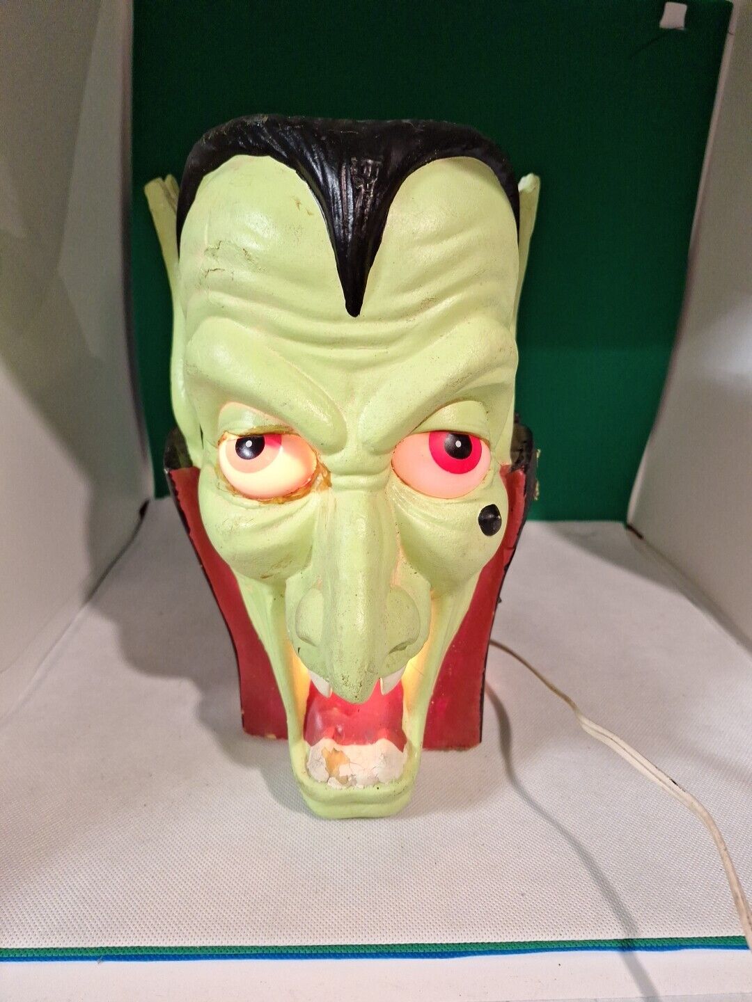 Vintage Dracula Monster Head Trendmasters 1993 Halloween Light Up Eyes & Mouth. 