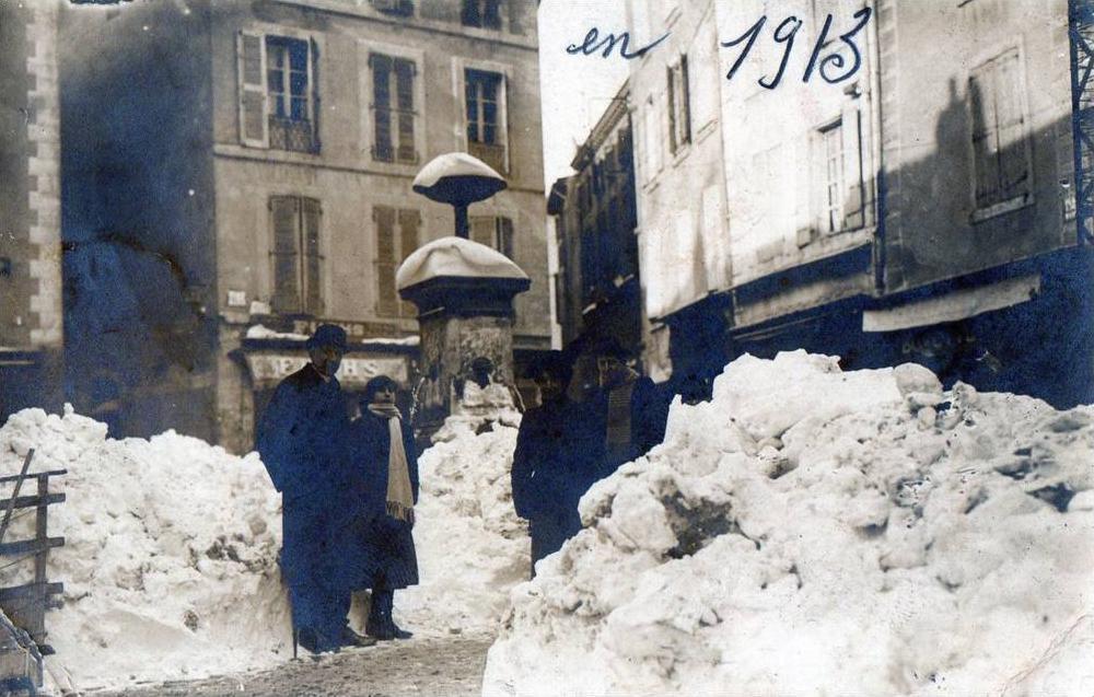 CPA 11 NARBONNE UNDER THE SNOW PHOTO CARD IN A CITY SQUARE (SALLIS EDIT