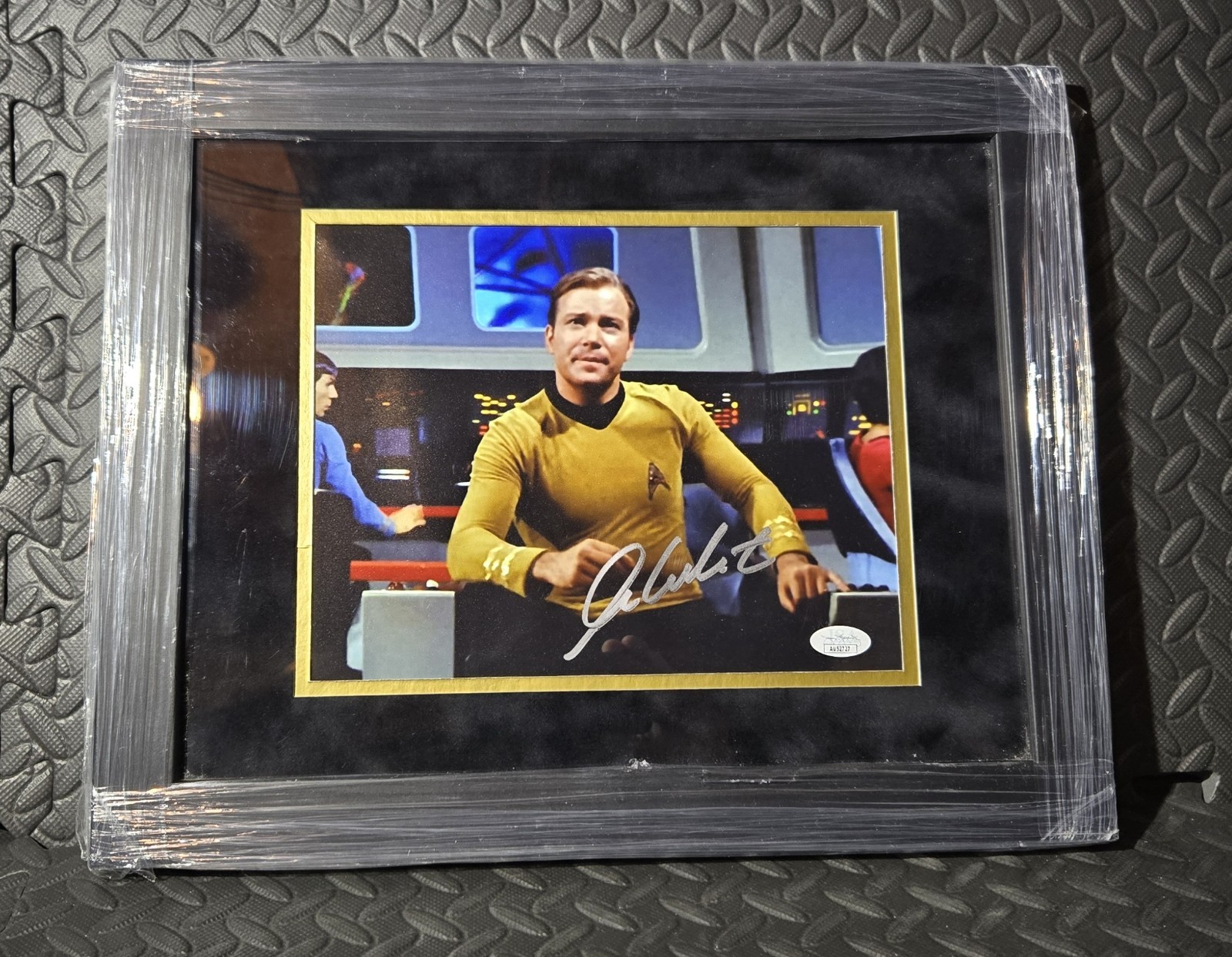 William Shatner - Capitan Kirk Star Trek Framed Autographed 8x10 JSA COA