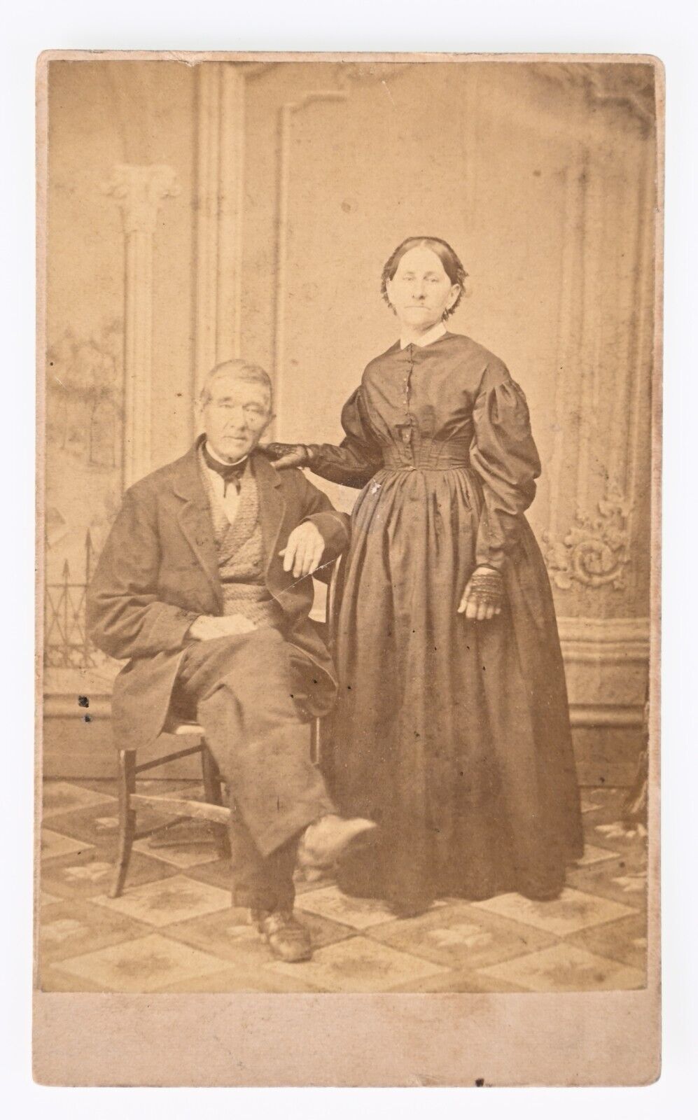 ANTIQUE CDV C. 1860s W.H. HEISS ROMANTIC OLDER COUPLE PHOTOGRAPH CAR LEBANON PA