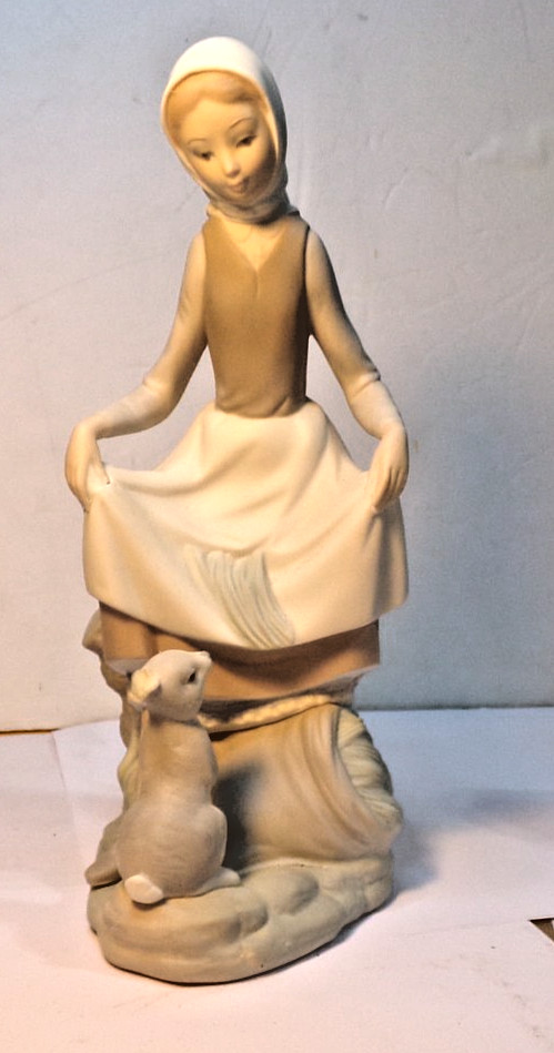 LLADRO Porcelain Figurine RABBIT'S FOOD Girl with Bunny #4826 DAMAGED