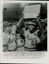 1977 Press Photo Baseballer Lou Brock with Bag over Head/Sets Stolen Base Record picture