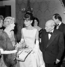 Actress Audrey Hepburn pictured with Earl and Countess Attlee 1961 OLD PHOTO 4 picture