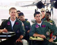 Top Gun 1986 Tom Cruise Anthony Edwards sit at desks in pilot school Poster picture