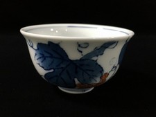 T0589 Vintage Japanese Porcelain Yunomi Bowl Grapevine Motif Tableware picture
