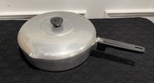 Wagner Ware Sidney-O Magnalite 4570-P Skillet With Double-Spouts and Lid picture