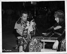 OLIVIA DE HAVILLAND + BASIL RATHBONE ROBIN HOOD 1938 BEHIND SCENES PHOTO MA80 picture