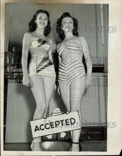 1948 Press Photo Delores Lomb and Betty Hill during a beauty competition picture