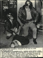1968 Press Photo Berkeley police subdue an activist for loitering near college picture