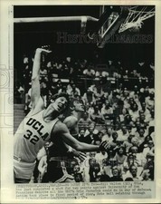 1974 Press Photo Tucson - Bill Walton Attains Shot for 2 Points Against USF picture