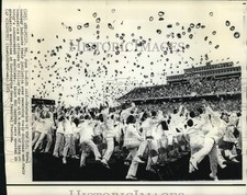 1971 Press Photo U.S. Naval Academy Graduates at Commencement, Annapolis picture