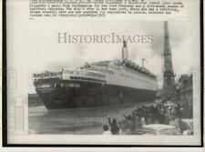 1975 Press Photo Luxury liner Queen Elizabeth 2 sails from Southampton, England. picture